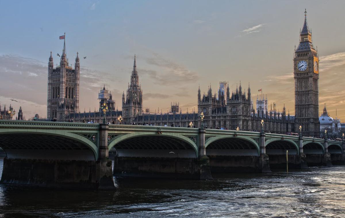 Big Ben London | Otroška paraliza je pri majhnih otrocih pogosto blaga. Simptomi, ki se pojavijo od tri do pet dni po okužbi, vključujejo splošno slabo počutje, blago zvišano telesno temperaturo, glavobol, vneto grlo in bruhanje. Otrok običajno okreva v od 24 do 72 urah. | Foto Pexels