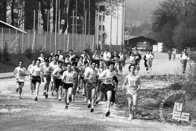 Šesti Dnevnikov kros v Domžalah, na katerem je zmagal Roman Kejžar. | Foto: Muzej novejše zgodovine Slovenije