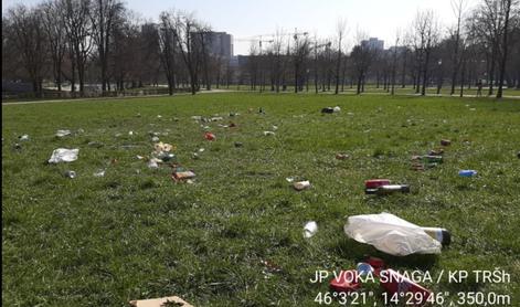 Tivoli poln steklenic, embalaže hrane in cigaretnih ogorkov #foto