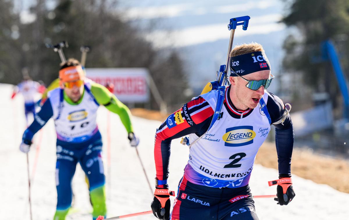 JT Boe, Jakov Fak | Jakov Fak je v zaključku tekme v sprintu prehitel tudi Johannesa Thingnesa Boseja, ki je pred domačimi navijači danes končal fenomenalno biatlonsko kariero. | Foto Guliverimage