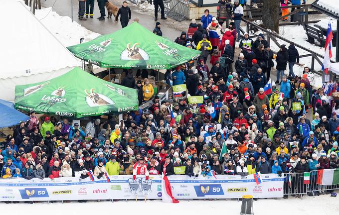 V Kranjski Gori je bilo okoli tri tisoč navijačev. Prevladovali so Goričani in Slovaki. | Foto: Vid Ponikvar