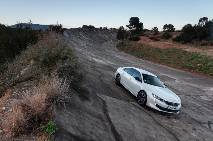 oval Sitges | Ostanki takih ovalnih stez v Evropi – tiste v Monzi, blizu Pariza in Barcelone – se zdijo kot spomenik cvetočemu razvoju avtomobilske industrije po koncu prve svetovne vojne. | Foto Peugeot