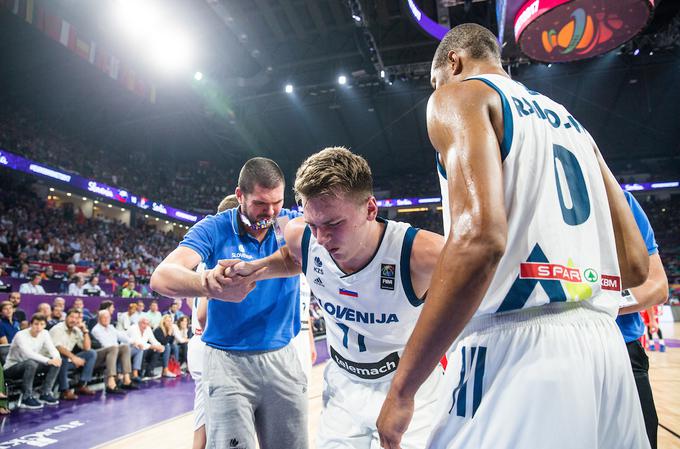 Luka Dončić je moral zaradi zvina levega gležnja sredi tretje četrtine prisilno na klop. | Foto: Vid Ponikvar