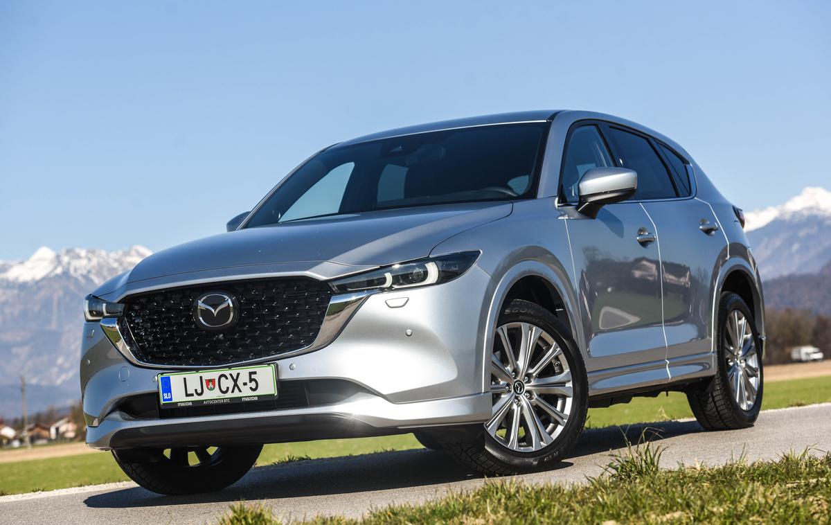 Mazda CX-5 | Mazdin CX-5 je kljub svoji starosti všečno oblikovan SUV, ki se stara zelo dobro in uspešno skriva svoja leta. | Foto Gašper Pirman