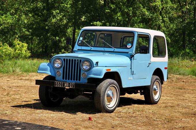 Jeep CJ-7: daljše medosje je omogočilo namestitev samodejnega menjalnika, ročni menjalnik pa je dobil 4. prestavo. | Foto: Vinko Kernc