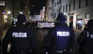 Protest zaradi Roga: policija uporabila tudi solzivec #foto