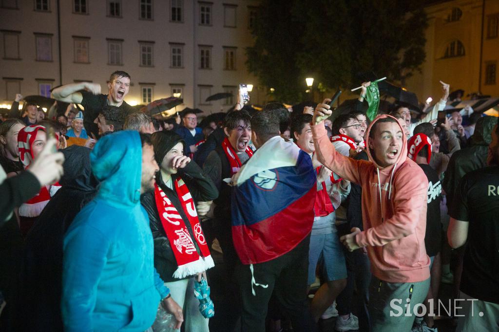 Spremljanje nogometne tekme Slovenija - Portugalska na POgačarjevem trgu v Ljubljani.