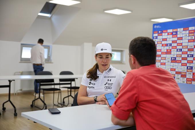 Pogovor je potekal v slovenščini. Pravi, da je še sama presenečena, da ji gre slovenščina tako dobro. | Foto: SloSki