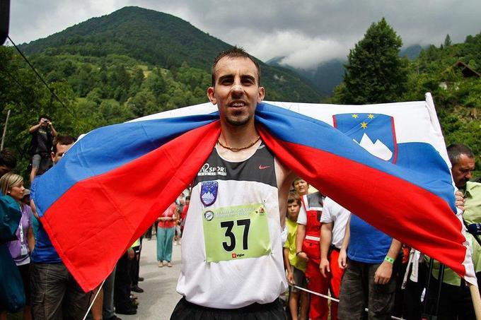 Mitja Kosovelj je leta 2011 takole slavil naslov svetovnega prvaka v gorskem maratonu. | Foto: Peter Kastelic