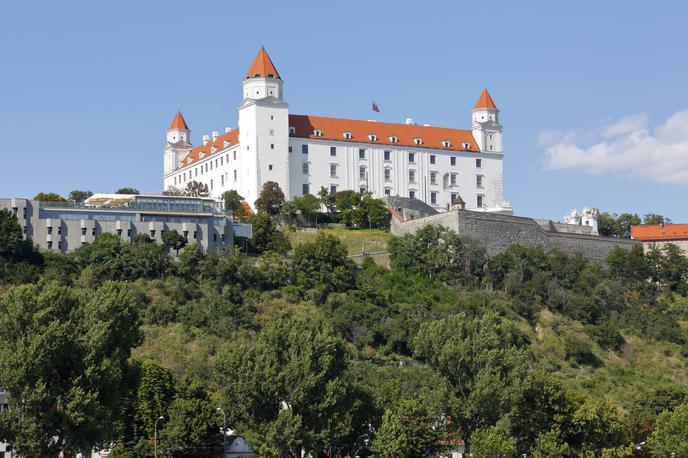 Bratislava grad | V času prvega vala pandemije lani spomladi je imela Slovaška najmanj žrtev na milijon prebivalcev med vsemi evropskimi državami. Toda to je bilo zgolj srečno naključje v začetni fazi pandemije, ne pa posledica slovaških ukrepov ali kakšne naravne odpornosti Slovakov proti virusu. To se je izkazalo v času drugega vala, ko je zaradi virusa umrlo že skoraj deset tisoč Slovakov. | Foto Guliverimage