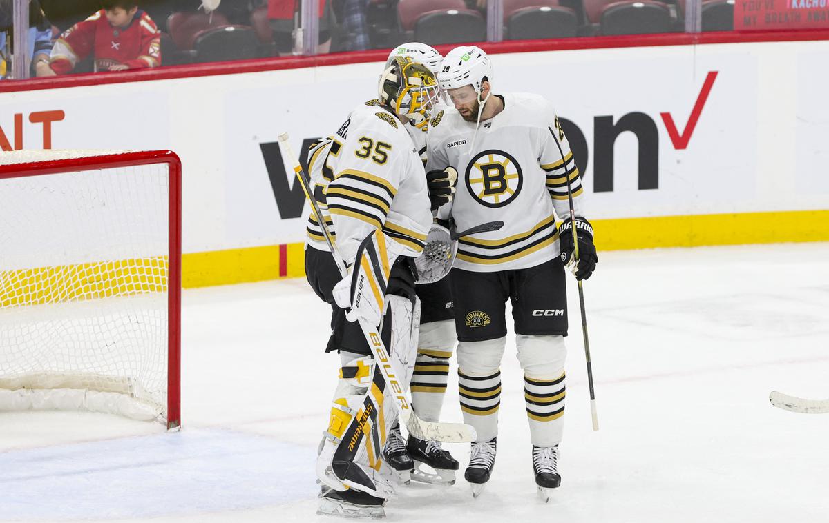 Boston Bruins | Branilec Derek Forbort in vratar Bostona Linus Ullmark po zmagi nad Florido. | Foto Reuters