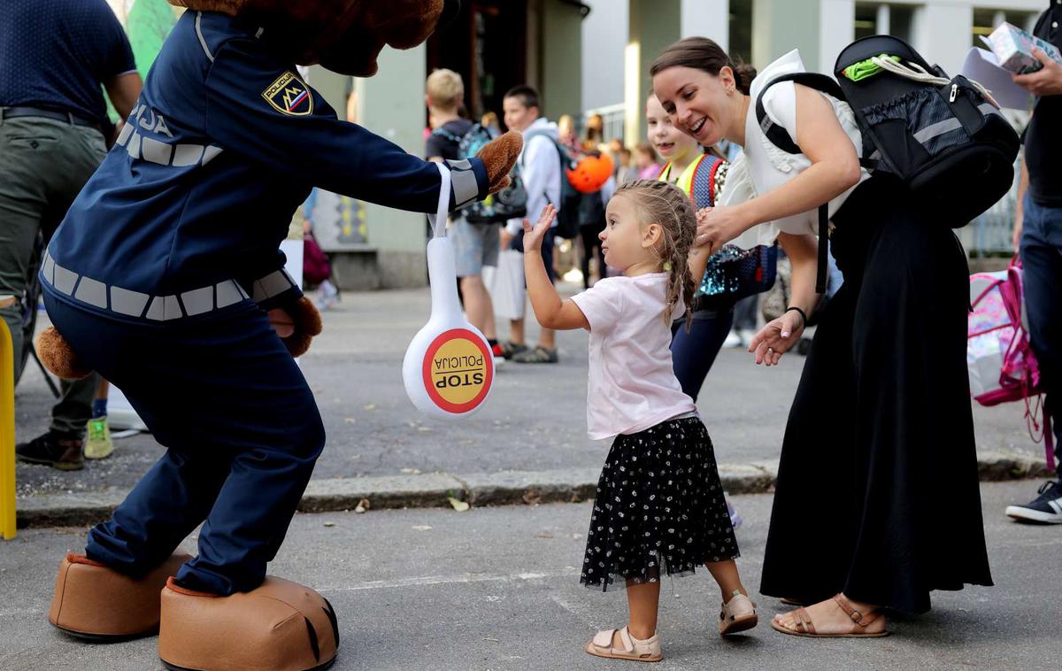 otroci v prometu | Današnji dogodek je potekal na ploščadi pred Osnovno šolo dr. Vita Kraigherja v Ljubljani, kjer so se učenci od prvega do petega razreda v družbi policistov preizkušali na različnih poligonih, s posebnim preizkusom pa so spoznavali pomen doslednega nošenja zaščitne kolesarske čelade. | Foto STA