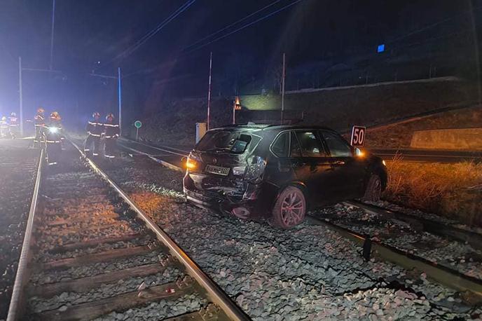 Trčila osebno vozilo in potniški vlak | Foto PGD Sevnica