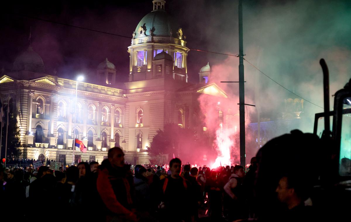 Protesti Beograd 15.03 | Protestniki so vzklikali proti Vučiću in vpili na specialce, ki varujejo šotorišče podpornikov Vučića. | Foto Ana Kovač