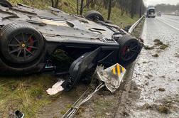 Sredi nevihte je na strehi končal dragoceni ferrari #foto