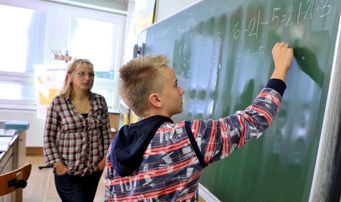 Glede na statistiko OECD so letne plače učiteljev v Sloveniji nižje od povprečja. | Foto: STA