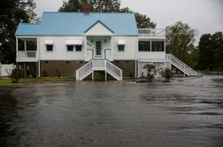 Orkan Florence že pustoši, ljudje z odejami zapuščajo domove #foto #video