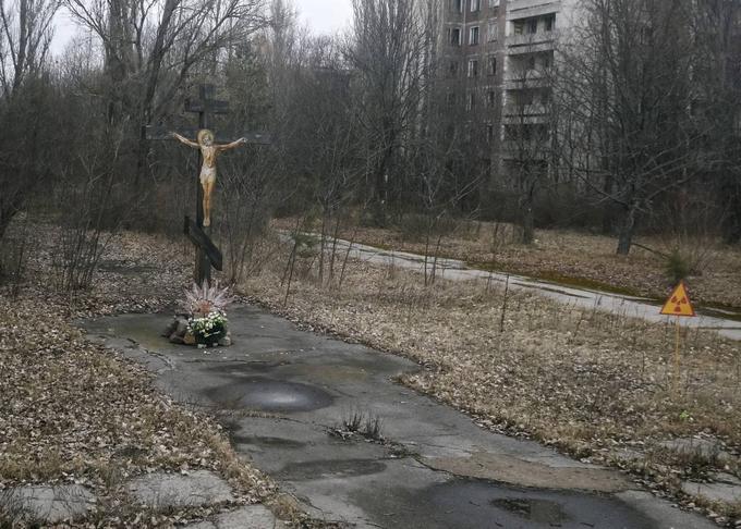 Obiskovalcem mesta Pripjat vodniki vselej svetujejo, naj hodijo po asfaltu in betoniranih površinah, ne po travi. Zelenje namreč seva od stokrat do tisočkrat bolj. | Foto: 