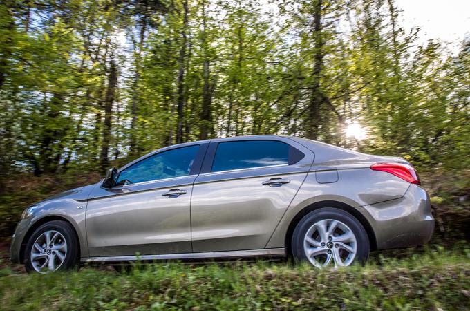 Sprednji del prenovljene limuzine je pravi citroën, bočna silhueta ostaja skoraj nespremenjena in je v osnovi enaka peugeotu 301.  | Foto: Vid Ponikvar