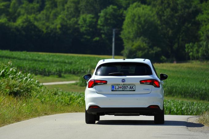 Tako tipo kot tipo station wagon se odlikujeta z zanesljivo lego tudi med dinamičnim premagovanjem ovinkov na zavitih cestah. | Foto: Jure Gregorčič