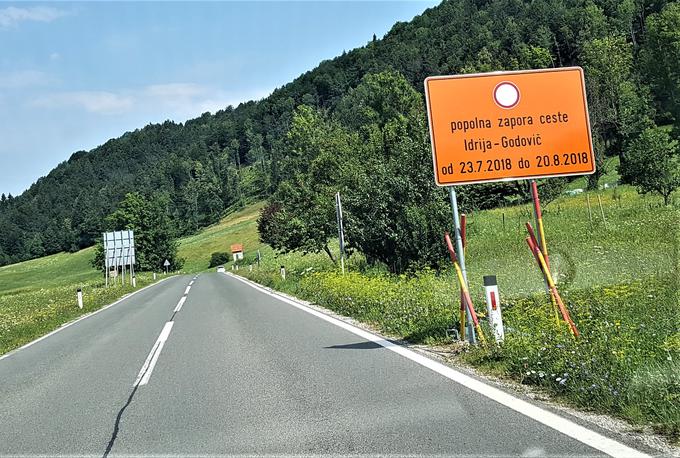 Prometne oznake, ki že opozarjajo pred zaporom dela Keltike. | Foto: Gregor Pavšič