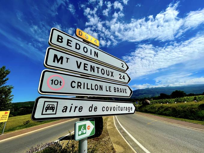 Smerokazi v dolini, od koder je prav iz Bedoina vzpon na Mont Ventoux izrazito strm in najdaljši.  | Foto: Gregor Pavšič