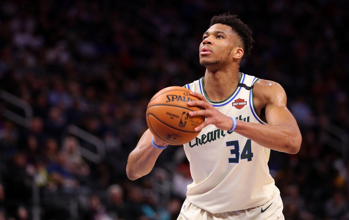 Giannis Antetokounmpo | Koronavirus je zaustavil tudi ligo NBA. Pri tem bodo velik izpad dohodka čutili številni pogodbeni delavci, ki skrbijo za nemoten potek tekem in spremljevalnih dogodkov. Številni zvezniki lige so se odločili, da jim s finančno injekcijo vsaj nekoliko ublažijo denarne skrbi. Grški košarkar Giannis Antetokounmpo je osebju dvorane Fiserv Forum namenil 100 tisoč ameriških dolarjev. | Foto Getty Images