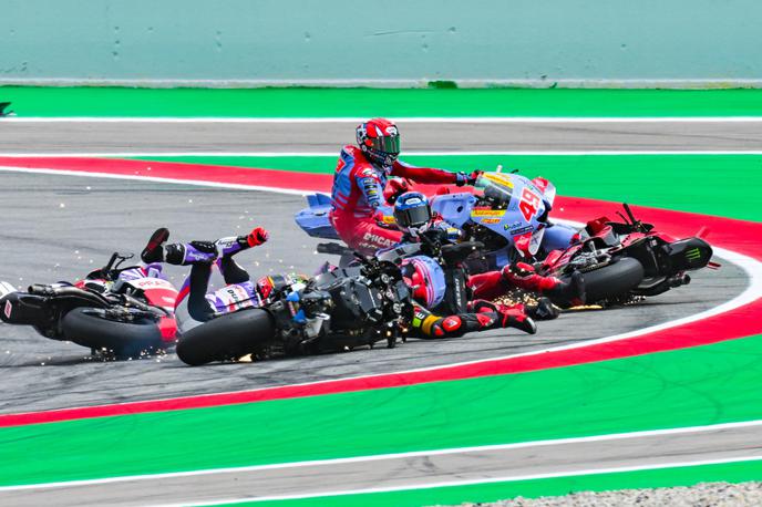 padec motoGP Barcelona | Enea Bastianini je v padcu štirih voznikov najbolj nastradal. | Foto Guliverimage