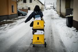 Nives Kragelj pošta pismonoša kuverta pismo