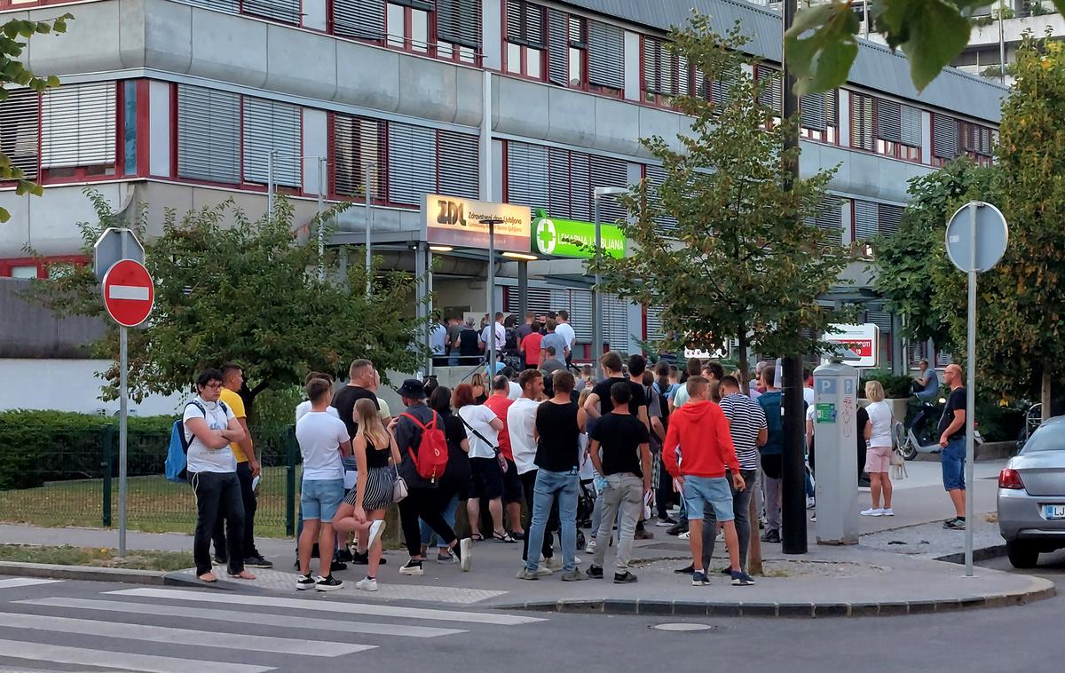 Čakalna vrsta za cepljenje pred zdravstvenim domom Metelkova. | Ker se izpolnjevanje pogoja PCT v sredo širi na več dejavnosti, se zanimanje za cepljenje proti covidu-19 povečuje.  | Foto Bojan Puhek