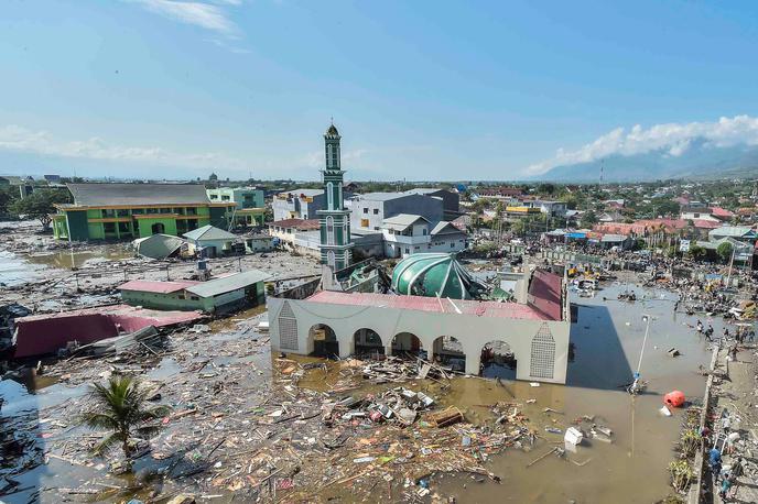 Sulavezi, cunami, potres | Po več dnevih zamude zaradi slabe infrastrukture in majhnega letališča je na otok medtem začela hitreje dotekati mednarodna humanitarna pomoč.  | Foto Reuters