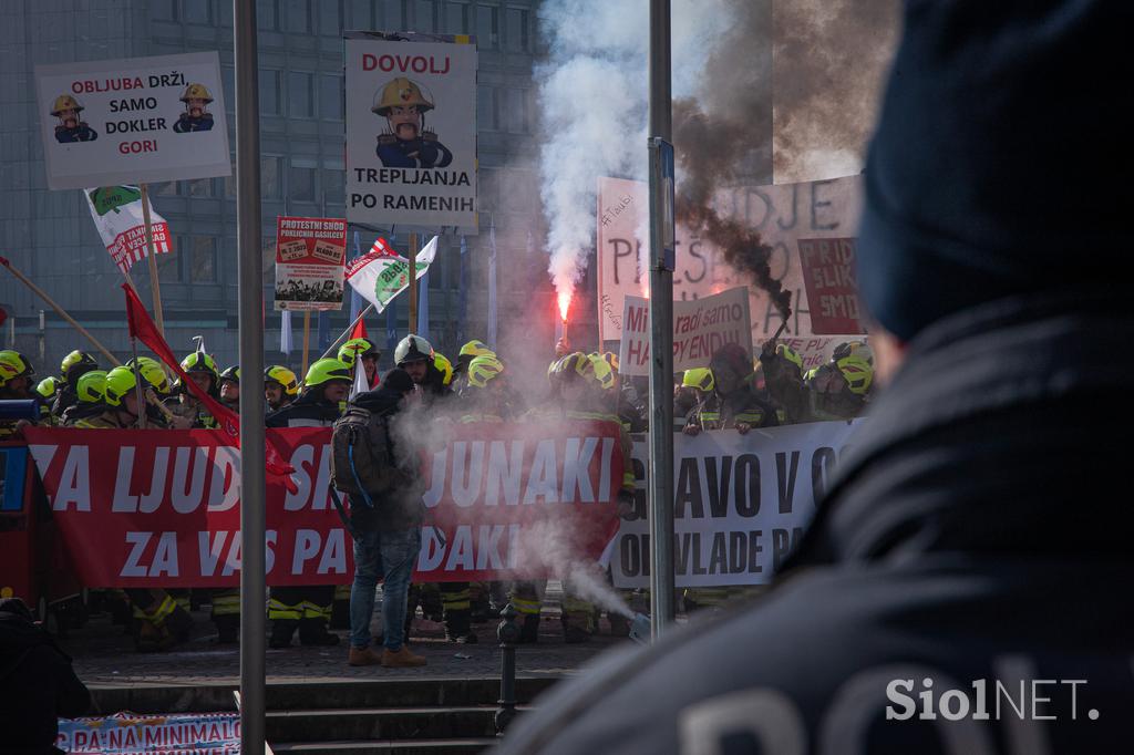 Protestni shod poklicnih gasilcev pred poslopjem vlade. gasilci