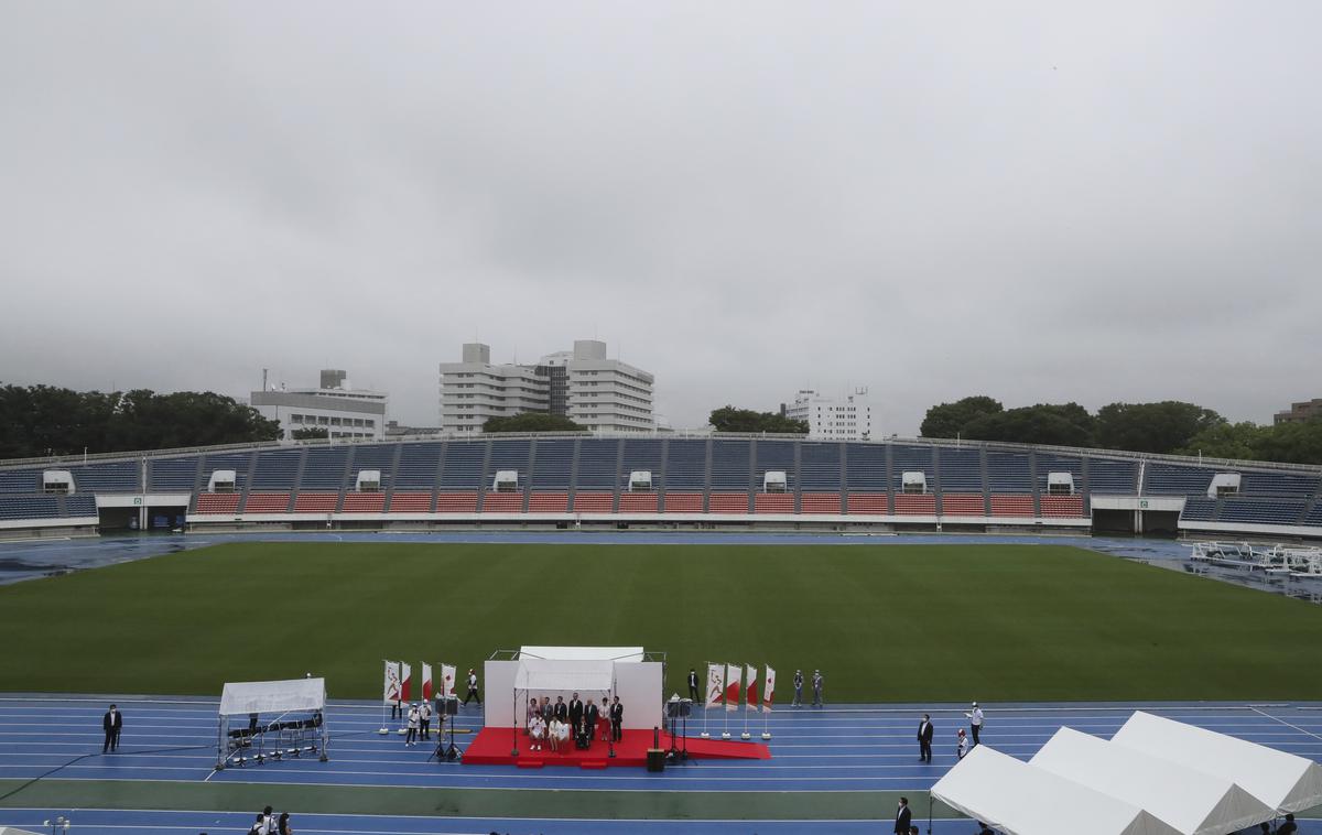 olimpijska bakla | Olimpijska plamenica je prispela v Tokio in v pogrebnem vzdušju začela petnajstdnevno pot po japonski prestolnici, kjer se bodo 23. julija začele olimpijske igre.  | Foto Guliverimage