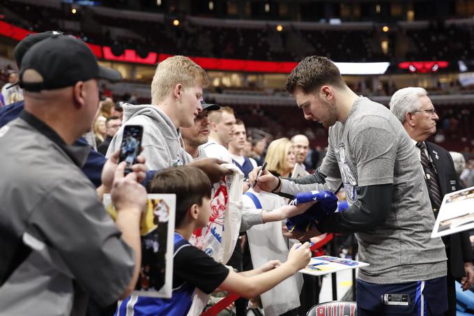 Luka Dončić je pred srečanjem naletel na ogromno oboževalcev in lovcev na podpise. Njegovo tekmo si je ogledal tudi slovenski nogometni reprezentant Robert Berić, član Chicago Fire. | Foto: Reuters