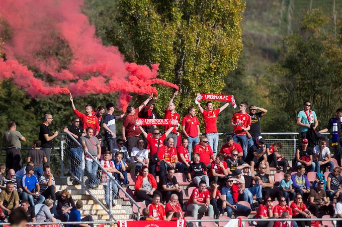 Navijači Liverpoola so v Lendavi ogrevali glasilke za večerni spopad v Ljudskem vrtu. | Foto: Urban Urbanc/Sportida