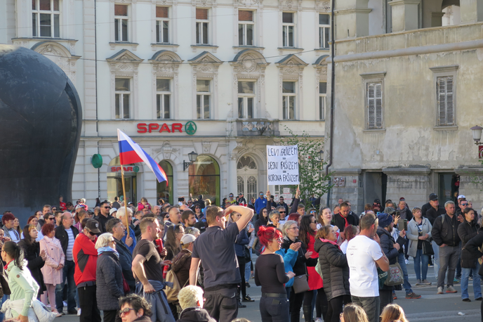 protest Maribor, 10. 4. 2021 | Policisti ob pozivih na družbenih omrežjih k zbiranju ljudi in udeleževanju na neprijavljenih protestih, ki naj bi se odvijali v prihodnjih dneh, opozarjajo, da je zbiranje ljudi z veljavnim odlokom še vedno omejeno. | Foto STA