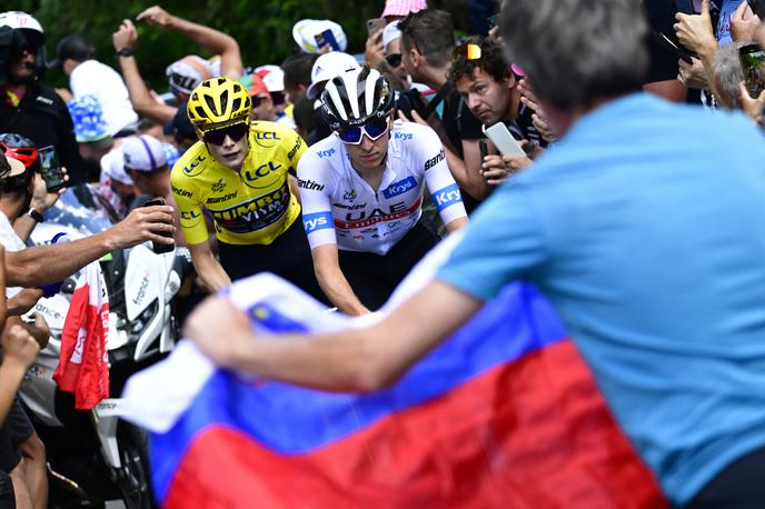 Tadej Pogačar TDF 2023 |  Bernard Papon, fotograf francoskega časnika L'Equipe, ki je bil včeraj na motorju, ta je preprečil silovit napad Tadeja Pogačarja na zadnjem vzponu in bil zato kaznovan, se je danes opravičil in pojasnil svojo plat zgodbe.   | Foto Reuters