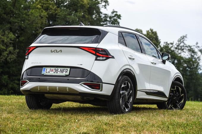 Sportage je tehnični bratranec hyundai tucsona. Oba sta oblikovno posebna, čeprav tucson še za malenkost bolj polarizira. | Foto: Gašper Pirman