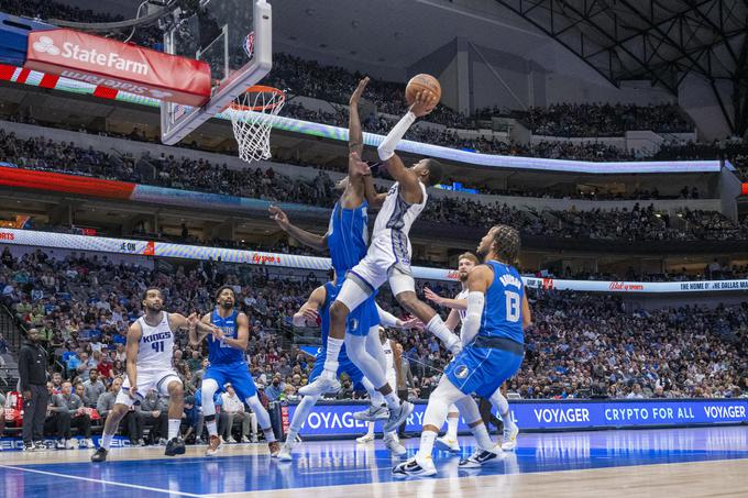 De'Aaron Fox je bil večji del srečanja nerešljiva uganka za obrambo Dallasa. | Foto: Reuters