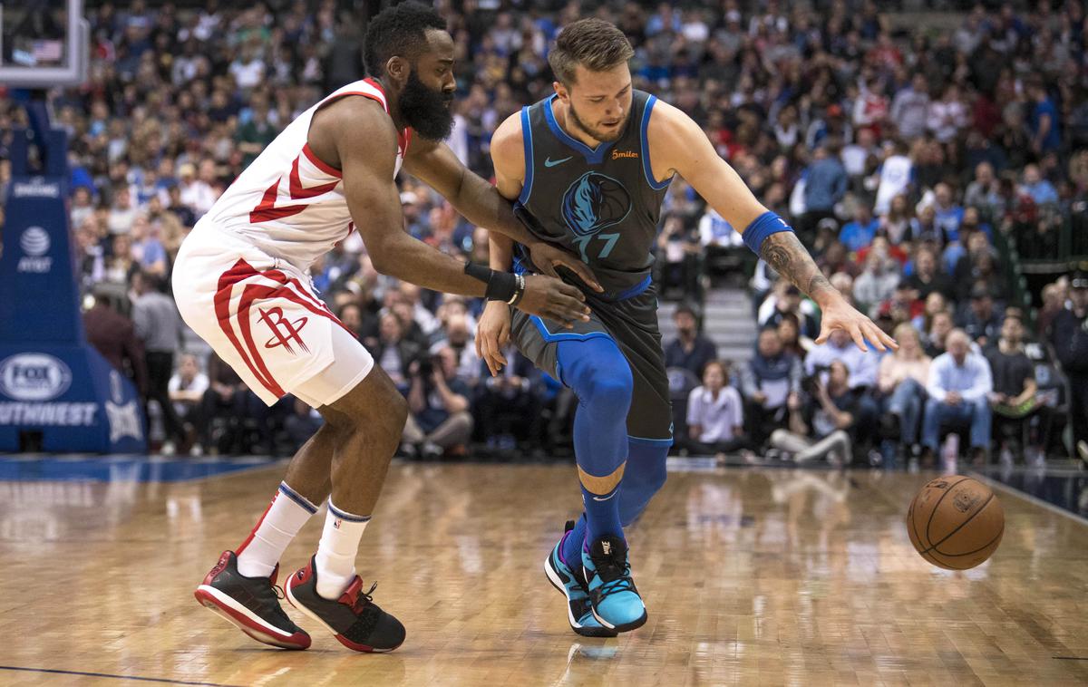 Luka Dončić James Harden | Luka Dončić je izgubil dvoboj z Raketami iz Houstona, za katere je najboljši strelec lige NBA James Harden dosegel 20 točk, eno več od Slovenca. | Foto Reuters