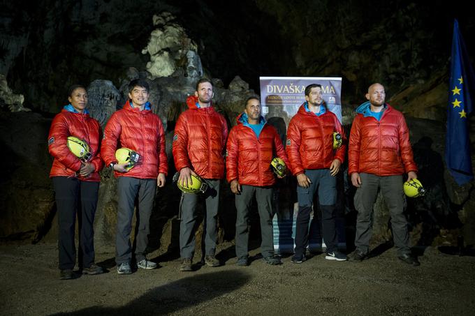 "Ljudje mislijo, da smo astronavti superljudje, a ni tako. Smo popolnoma navadni ljudje, ki radi raziskujemo. Če pademo, se tudi mi poškodujemo," je dejal Gerst. | Foto: Ana Kovač