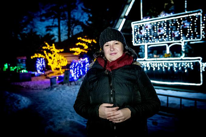 "Po lanskem skorajšnjem zaprtju smo letos zelo veseli, da smo lahko ponovno osvetlili ves park. 1,7 milijona lučk tvori najrazličnejše oblike in pričara magično praznično vzdušje," pravi Maja Horvat. | Foto: Ana Kovač