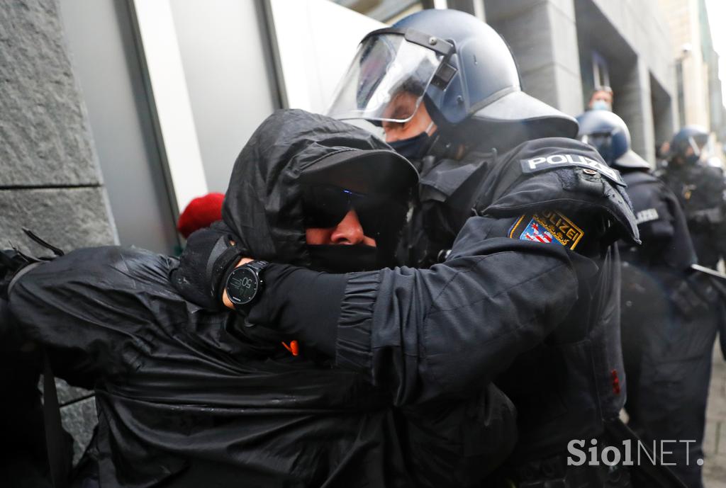 Policija nad protestnike v Frankfurtu