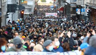 Nov protest v Trstu, osem tisoč ljudi proti covidnemu potrdilu #foto