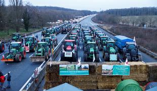 Štiridesetkilometrske kolone. Francoski kmetje stopnjujejo pritisk.