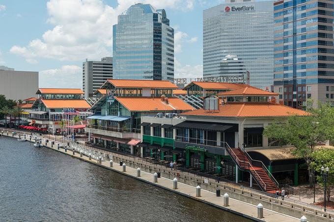 Jacksonville Landing, odprta tržnica ob vodi, kjer je potekala strelska drama. | Foto: Thomas Hilmes/Wikimedia Commons