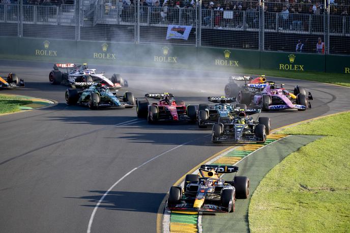 Melbourne Ferrari Carlos Sainz | Ob tretjem štartu je Sainz rahlo zadel v Alonsa in ta se je zavrtel. | Foto Guliver Image