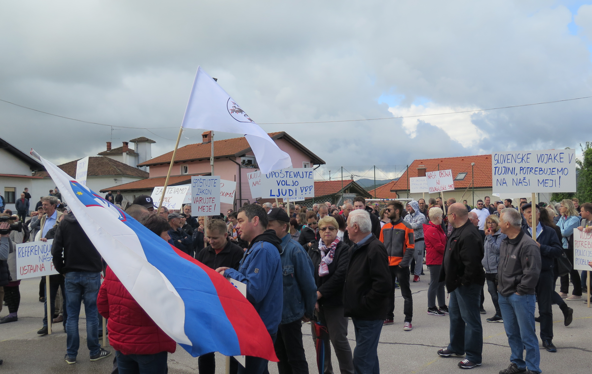 Protesti | V Jelšanah se je okoli 400 ljudi udeležilo protesta proti sprejemno-registracijskemu centru za migrante in varovano mejo.  | Foto STA