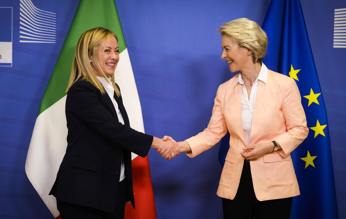 Ursula von der Leyen in Giorgia Meloni | Ker si Ursula Von der Leynova želi pri boju za nov mandat na čelu Evropske komisije tudi podporo italijanske premierke Giorgie Meloni, naj bi si prizadevala upočasniti potrjevanje uradnega poročila Evropske unije, ki graja Italijo zaradi krčenja medijskih svoboščin. | Foto Guliverimage