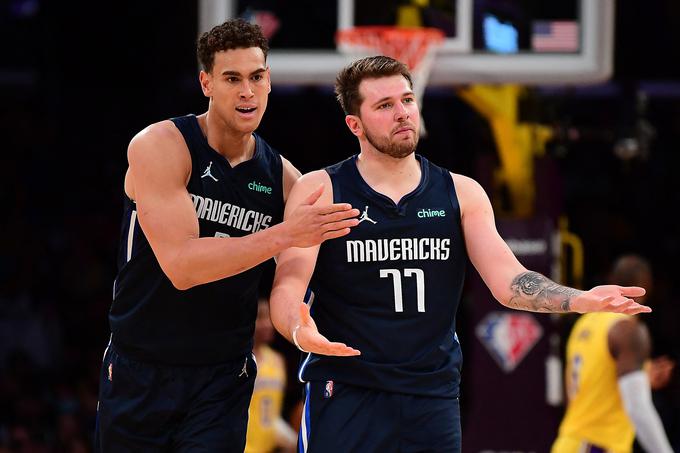 Dwight Powell je čestital Luki Dončiću. | Foto: Reuters